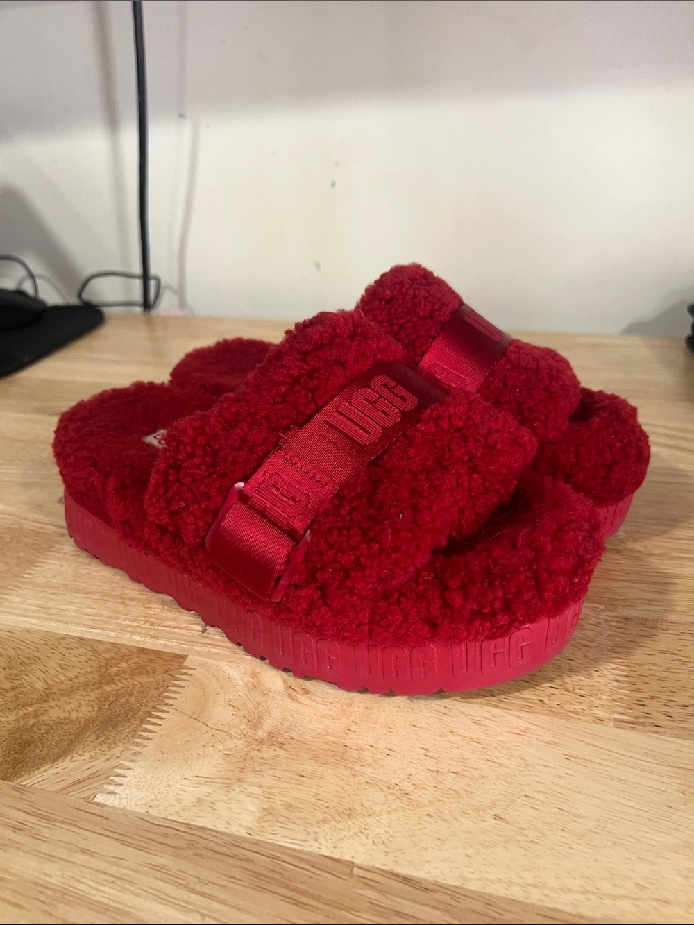 UGG woman’s Fluffita platform slipper Ribbon Red size 6